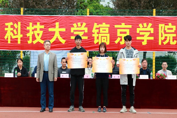 教务处副处长王涛与女子团体第三名、男子团体总分第三名、团体总分第三名获奖班级合影.jpg